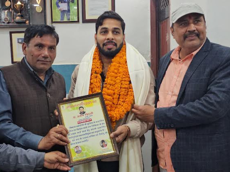 Azamgarh: आर्थो सर्जन डॉ. मनीष त्रिपाठी सम्मानित....