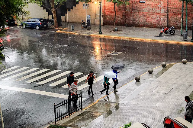 Llueve gente corriendo y una persona observando.