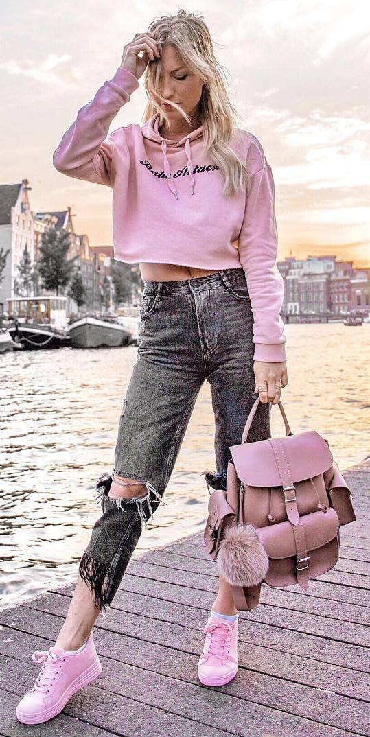 casual style obsession / pink sweatshirt + ripped jeans + bag + sneakers