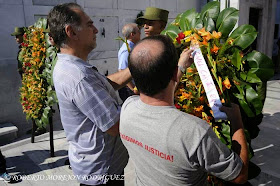 Los Héroes de la República de Cuba, Fernando González(D) y René González (I), colocan una ofrenda floral enviada por el Comandante en Jefe Fidel Castro, durante la conmemoración del Día de las Víctimas del Terrorismo de Estado, realizada ante el Panteón de las Fuerzas Armadas Revolucionarias, en el Cementerio Colón,  en La Habana, Cuba, el 6 de octubre de 2014.