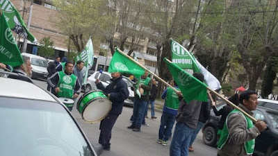 Estatales de Santo Tomás protestan en Neuquén