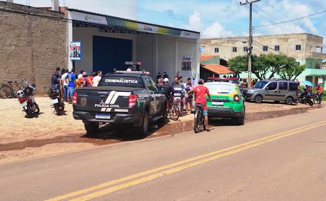 Mulher é assassinada a tiros em posto de combustíveis no bairro Dirceu Arcoverde; veja vídeo