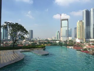 Gak Perlu ke Luar Negeri, Inilah 5 Hotel Dengan Kolam Infinty Pool Terbaik di Jakarta Kaum Rebahan ID