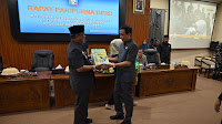 Wakil Bupati Soppeng Menyerahkan Rancangan Peraturan Daerah (Raperda) Pertanggungjawaban Pelaksanaan APBD 2022