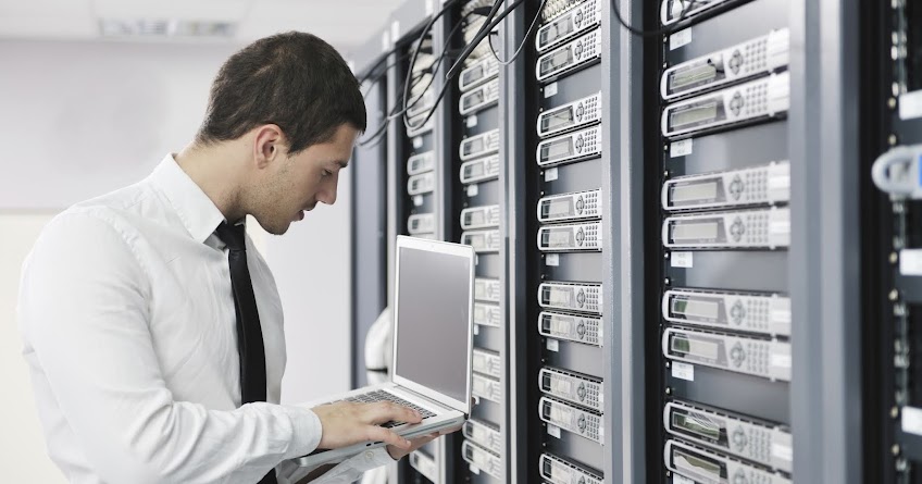 komputer server pada perusahaan hosting