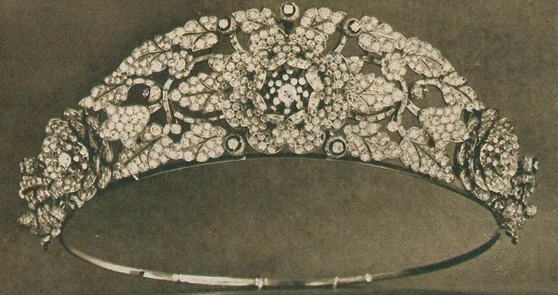 queen elizabeth wedding tiara. Queen Elizabeth may have