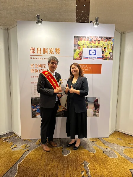 ▲勞動力發展署中彰投分署劉秀貞分署長與宏全國際集團總經理曹宏宇合影。（記者林明佑翻攝）