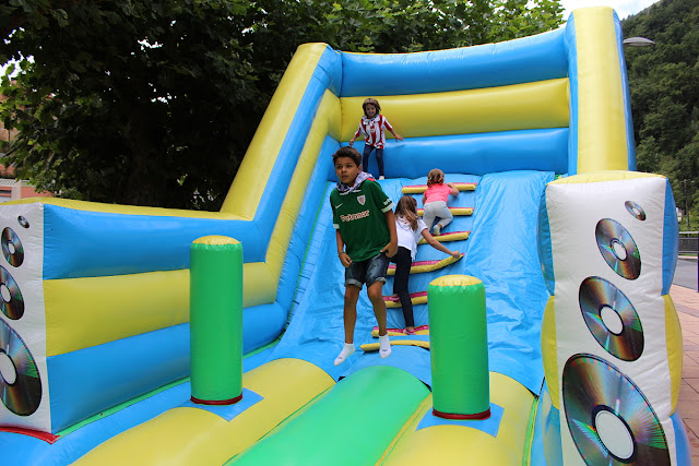 Juegos infantiles en las fiestas de El Regato