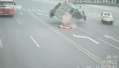 Απίστευτο βίντεο: Τον χτύπησε φορτηγό και... έζησε! 