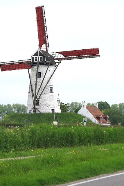 Damme: daar bij die molen...