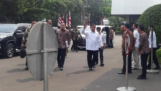 Menteri Lain Sudah Bermobil Dinas, Prabowo-Nadiem Masih Naik Mobil Pribadi