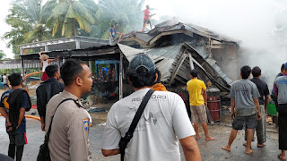 Polsek Tempilang Bantu Evakuasi Rumah Warga Kebakaran di Desa Sinar Surya Kecamatan Tempilang