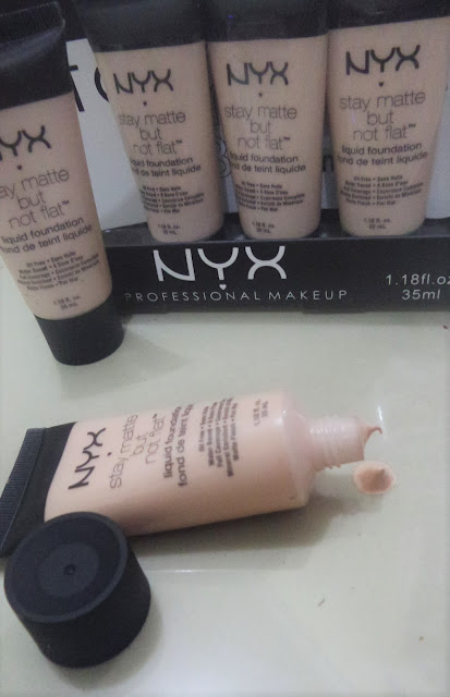 FOUNDATION NYX STAY MATTE LIQUID Foundation