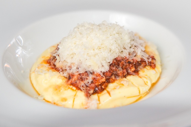 Receita de Polenta cremosa com ragu bolonhesa