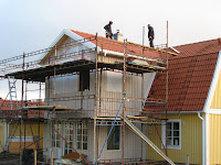 Taket på utbyggnaden är nu klätt