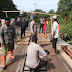 Kapolsek Daik Lingga Ikut Turun Goro Bersama Anggotanya Membantu Warga Perbaiki Jembatan Rusak