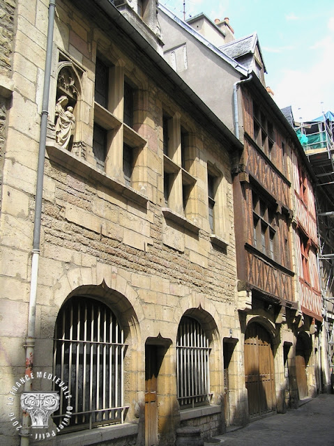 DIJON (21) - Rue Porte aux Lions : Maisons médiévales (XVe siècle)