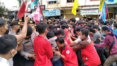 Jokowi Kunjungi Jambi Disuguhi Hidangan Mahasiswa Demo Tolak 3 Periode