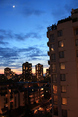 部屋から見る夕暮れの街