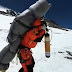 Ebben a pillanatban érkezett! MEGTALÁLTÁK!! Életben van!! Saját hátán cipelte le a Mount Everest halálzónájából Gelje serpa a pár napja eltűnt félholt hegymászót – Megrázó videó:
