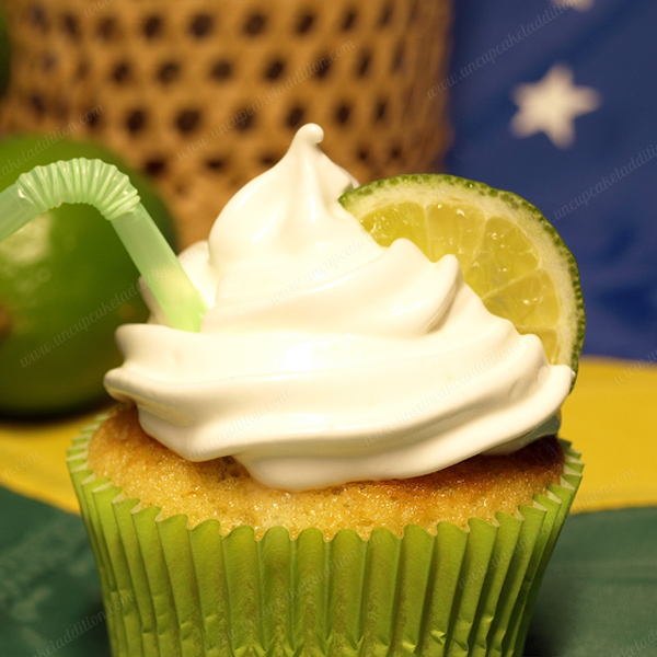 Cupcakes Brésiliens à la Caïpirinha : parfumés au citron vert et arrosés de quelques gouttes de cachaça, des Cupcakes pour adulte à "siroter" sur la plage au coucher du soleil.