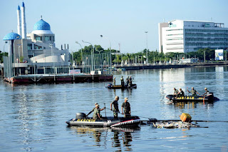 Marinir Bersih-Bersih Pantai Losari, Makassar