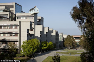 Uniknya Rumah Yang Nyangkut Di Atas Gedung Univ. Falling Star, California [ www.BlogApaAja.com ]