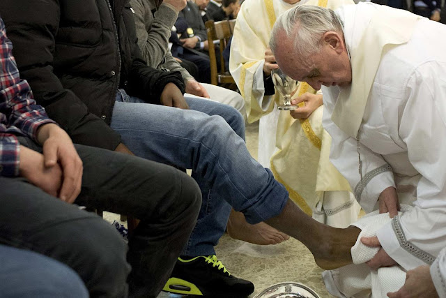 pope washes offenders feet on holy thursday