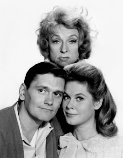 Dick York, Elizabeth Montgomery y Agnes Moorehead, 1964