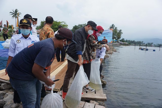 Cegah Kepunahan Ikan di Danau Singkarak, KKP Salurkan Bantuan