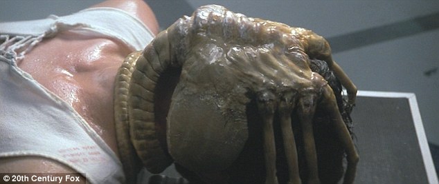 Makhluk seperti kepiting di dalam film fiksi Alien tahun 1979
