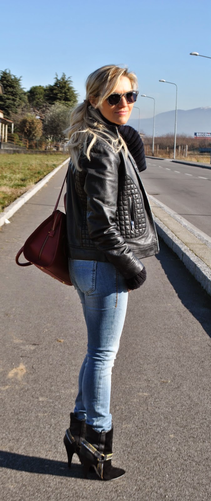 outfit jeans tacchi e giacca nera di pelle outfit felpa mickey mouse felpa topolino felpa mango jeans fornarina outfit jeans skinny outfit borsa rossa abbinamenti borsa rossa outfit jeans e tacchi come abbinare jeans e tacchi outfit invernali outfit febbraio 2015 outfit casual invernali mariafelicia magno colorblock by felym mariafelicia magno fashion blogger come abbinare la giacca in pelle nera abbinamenti felpa outfit scalda collo outfit borsa rossa outfit stivali buffalo orologio gufo italy orologio in legno winter outfits sweatshirt outfit how to wear sweatshirt skinny jeans how to wear skinny jeans how to wear red bag outfit red bag skinny jeans outfit red bag outfit mango sweatshirt mickey mouse sweatshirt buffalo boots how to wear jeans and heels casual winter outfits fashion bloggers italy italian fashion bloggers blonde hair blonde girls 
