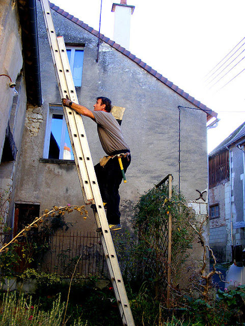 Carrying lime mortar, Indre et Loire, France. Photo by Loire Valley Time Travel.