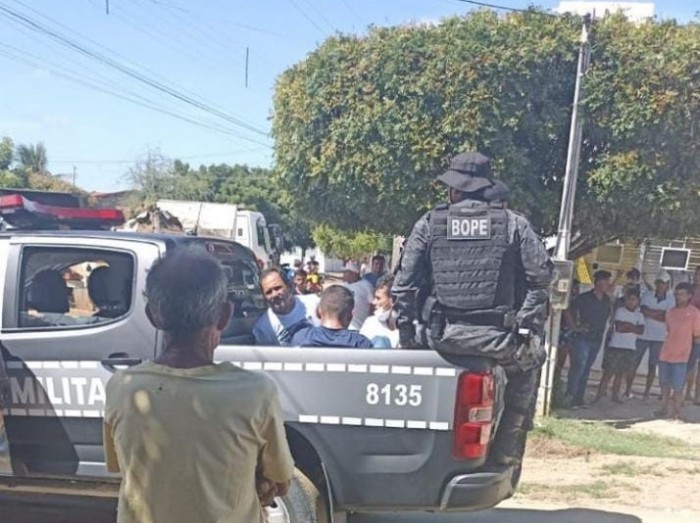 Pai de bandido morto em confronto com a PM é preso durante enterro do filho