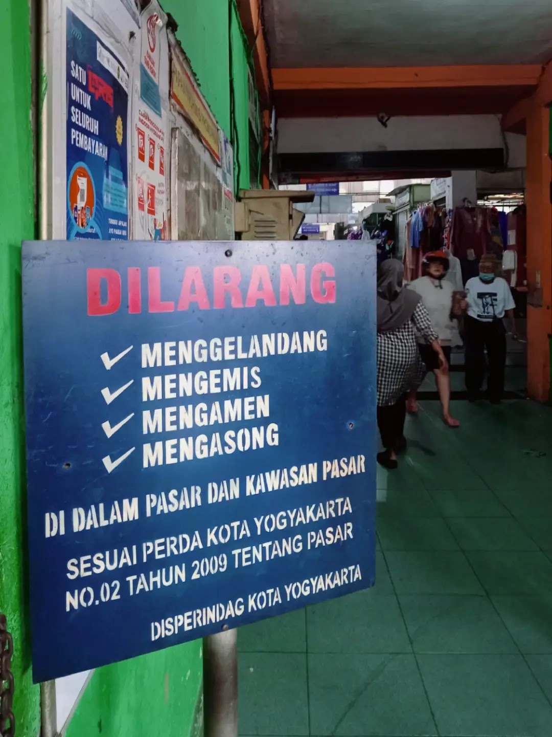 Papan larangan menggelandang dst di Pasar Kranggan, Yogyakarta — Blogombal.com 