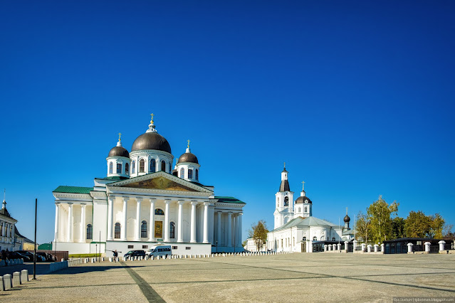 Два белокаменных собора на площади