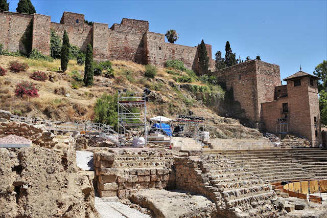 Ruinas de un teatro romano antiguo bajo unas murallas de la edad media.