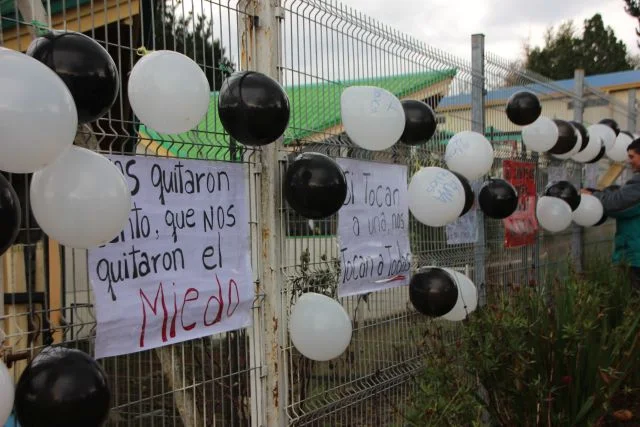 Alumnos de escuela rural de Puaucho se manifestaron contra femicidio