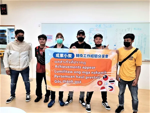 ▲成功轉換新雇主的移工，分享求職經驗給轉出中待媒合的同鄉們。（中分署提供）