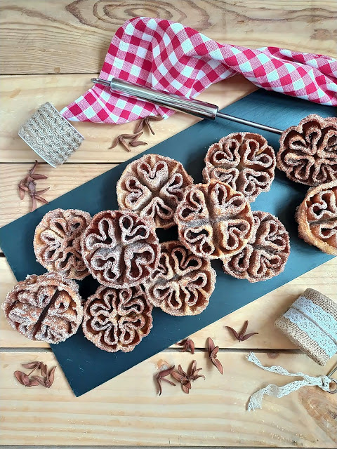 Flores fritas. Receta tradicional de Cuaresma, Semana Santa y Carnaval. Repostería de sartén Dulces fritos Flores extremeñas, manchegas Pascua Cuca