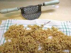 Passatelli ricetta romagnola di pasta fatta in casa passata col ferro