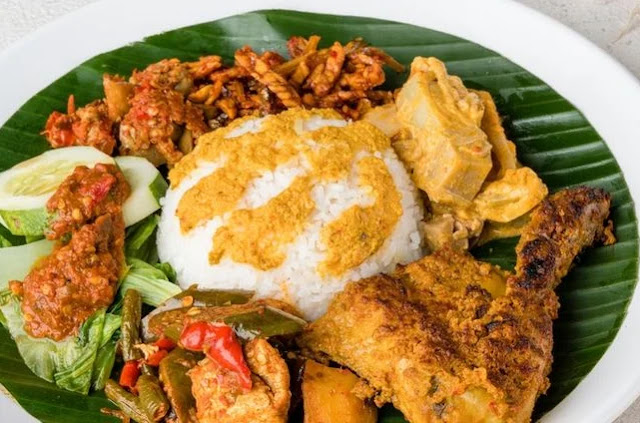 Nasi Padang: Makanan Tradisional yang Menyatu dalam Rasa