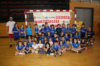 El Club Balonmano Zuazo presenta al centenar de integrantes de sus equipos 