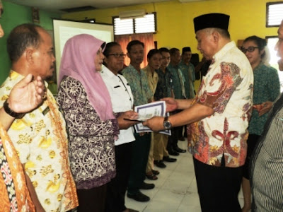 Foto Penyerahan Petunjuk Operasional