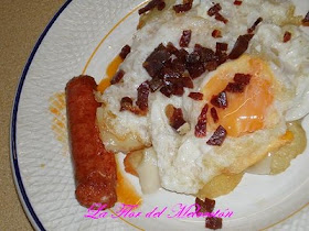 HUEVOS FRITOS SOBRE LECHO DE PATATAS Y QUESO