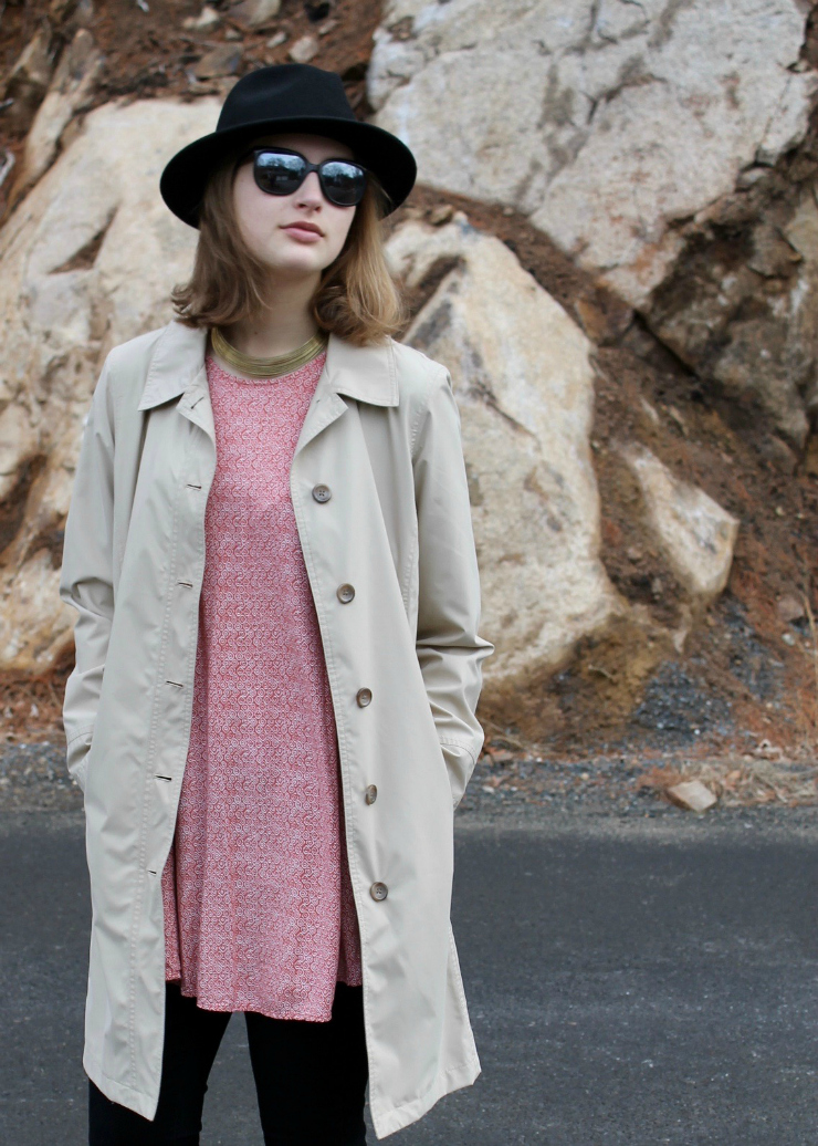 Classic trench coat, tunic, black skinny jeans and high tops Vans #ootd