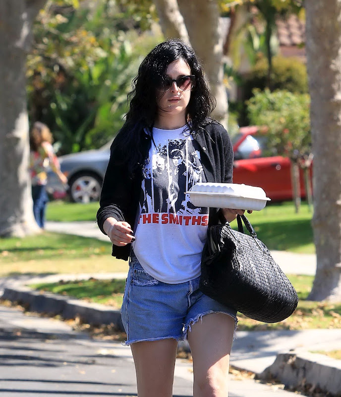 Rumer Willis carrying  leftovers from her lunch at King's Road Cafe