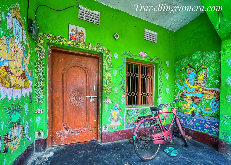 The skilled artists of Raghurajpur meticulously create these murals using natural pigments and organic materials. The paintings often depict mythological stories, religious themes, and scenes from daily life, showcasing the artistic excellence and storytelling prowess of the local artisans. The walls of houses serve as a canvas for these masterpieces, transforming the entire village into an open-air art gallery.