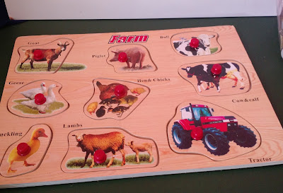 Brinquedo de encaixe, de madeira, Farm ; animais de fazenda, com nomes em ingles  R$ 25,00