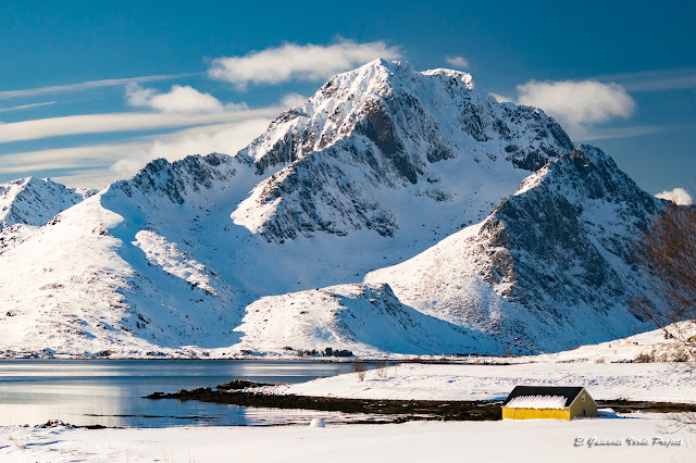 Lofoten, montañas sobre el fiordo, por El Guisante Verde Project